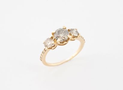 Bague en or 585 millièmes, ornée d'un diamant...