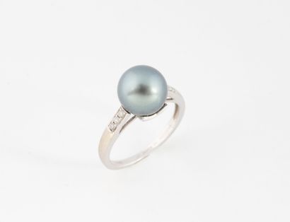 MAUBOUSSIN
Bague en or gris (750) centré...