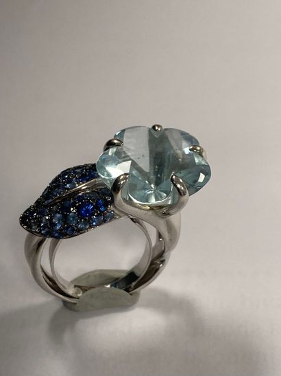 CHANEL Paris
Bague camélia en or gris (750)...