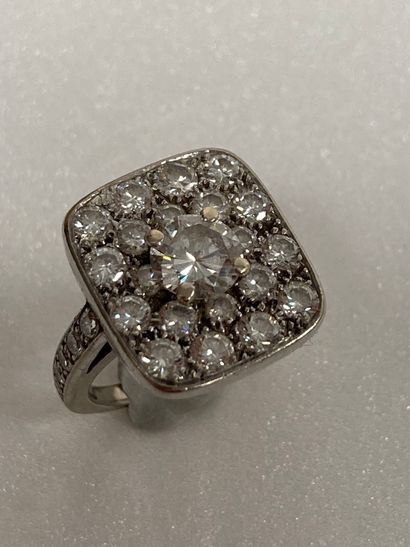 Attractive white gold (750) ring with rectangular...