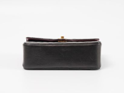 CHANEL Paris
Sac pochette à rabat en agneau...