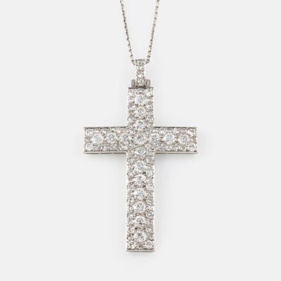 Platinum (950) forçat link necklace, holding...