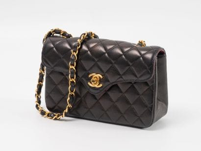 CHANEL Paris
Sac pochette à rabat en agneau...