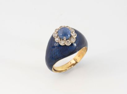 Small curved band ring in yellow gold (750)...