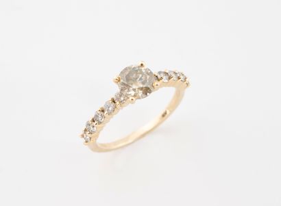 Bague en or 585 millièmes, ornée d'un diamant...