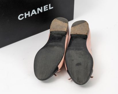CHANEL 
Ballerines en cuir rose et noir.
Pointure...
