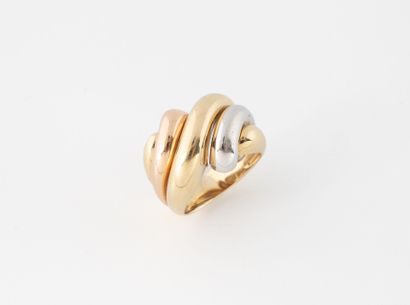 Bague bombé en or trois tons (750) à motifs...