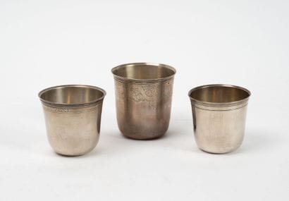 Trois curons en argent (950) : 
- un petit...