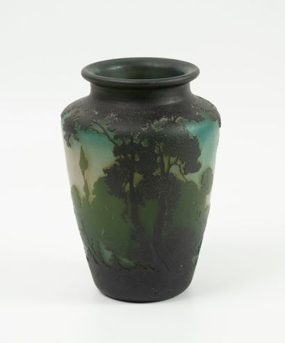MULLER Frères, Luneville
Vase à fond plat,...