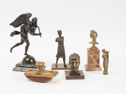 Lot de quatre sujets en bronze, un buvard...