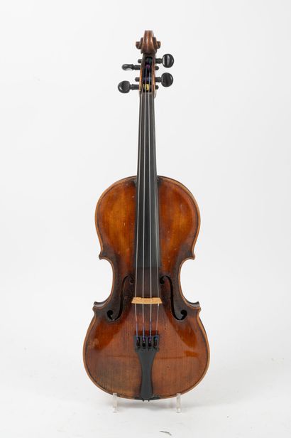 Violon en bois clair portant une étiquette...