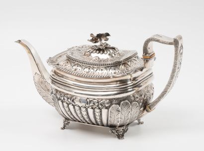 Théière en argent (925) et os à décor gravé...