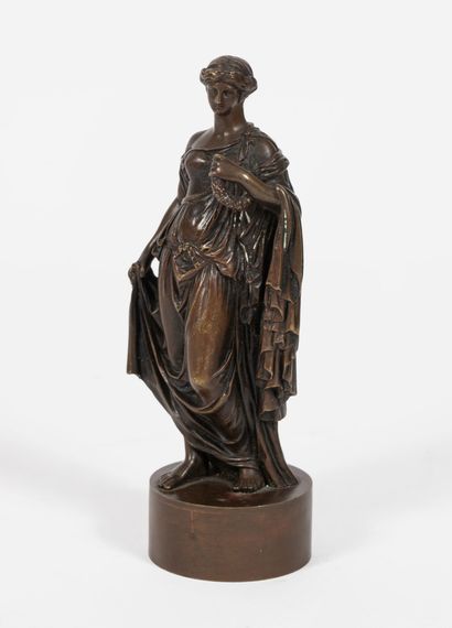 Lot de trois sujets : 
- Femme vêtue à la...