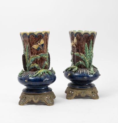 Paire de vases en céramique à décor d'insectes,...