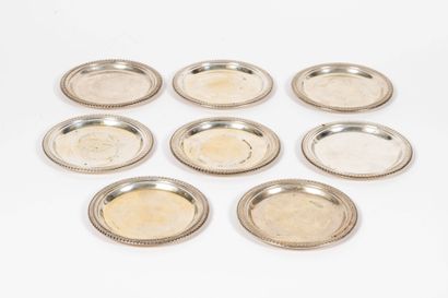 Suite de huit dessous de bouteille en argent...