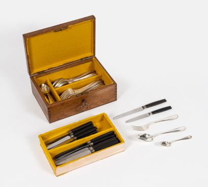 Partie de ménagère en métal argenté modèle...