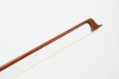 Violon en bois clair portant une étiquette...