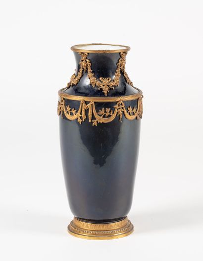 Vase en céramique bleue à monture en laiton...