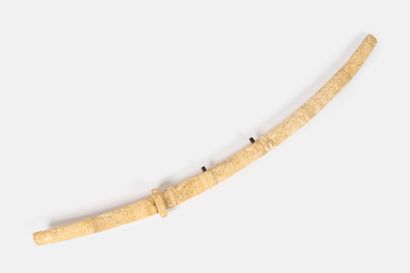 JAPON, vers 1880-1900
Katana.
Engraved bone...