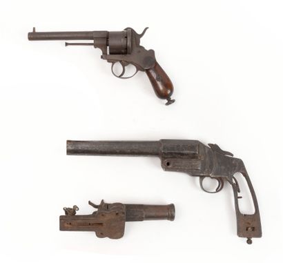 Three pieces: 
- a steel revolver.
Lefaucheux-type...