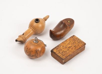 Four wooden objects:
- a pulvérin consisting...