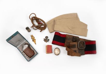Lot including :
- a fireman's belt,
- two...
