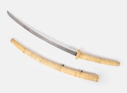 JAPON, vers 1880-1900
Katana.
Engraved bone...