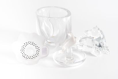 LALIQUE FRANCE
Lot comprenant : 
-Un cendrier...