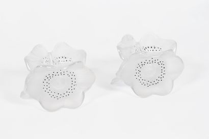 LALIQUE FRANCE
Paire de bougeoirs anémones.
En...