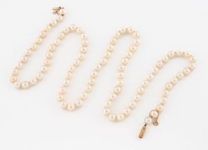 Necklace of white cultured pearls.
Yellow...