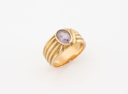 Bague jonc godronnée en or jaune (750) centrée...