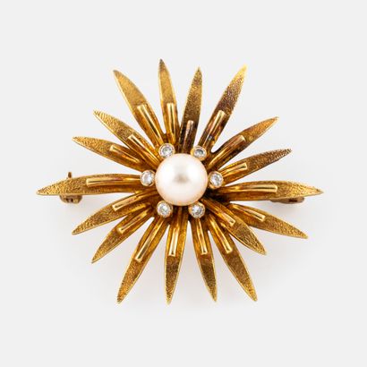 Broche en or jaune (750) formant une fleur,...
