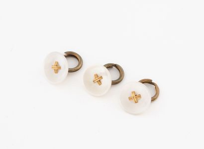 Lot de trois boutons en or jaune (750) orné...