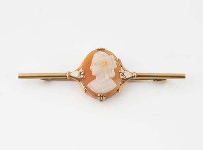Broche barrette en or jaune (750) centré...