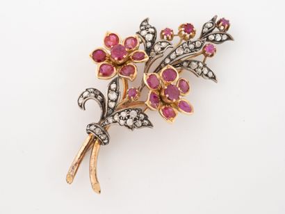 Flower spray brooch in yellow gold (750)...
