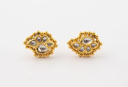 Paire de puces d'oreilles en or jaune (585)...