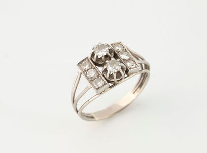 Bague en or gris (750) et platine (850) ornée...