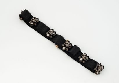 Collier de chien formé d'un ruban noir orné...