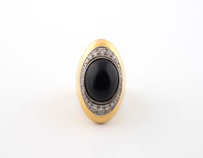 Importante bague navette en or jaune (750)...