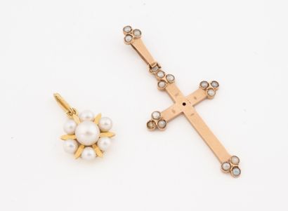 Lot de deux pendentifs en ors jaune et rose...