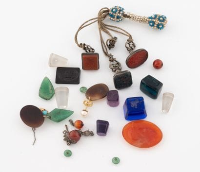Lot of colored stone cameos and intaglios...