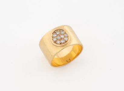 Bague jonc plat en or jaune (750) centrée...