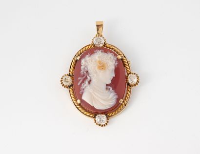Broche ou pendentif en or jaune (750), ornée...