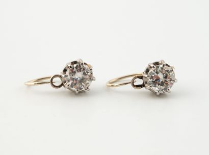 Paire de dormeuses en or gris (750) et platine...