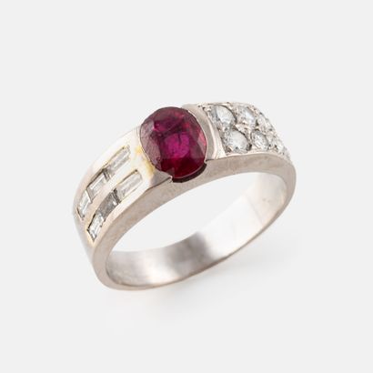 A white gold (750) ring centered on an oval-cut...