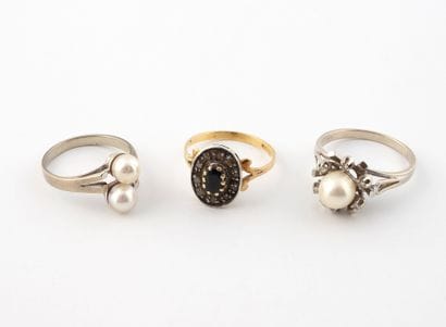 Lot comprenant : 
- une bague en or gris...