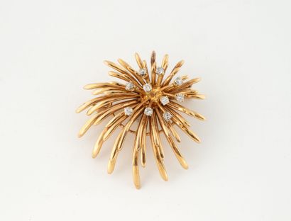 Broche en or jaune (750) en forme de fleurs...