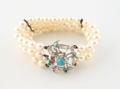 Bracelet formé de trois rangs de perles de...