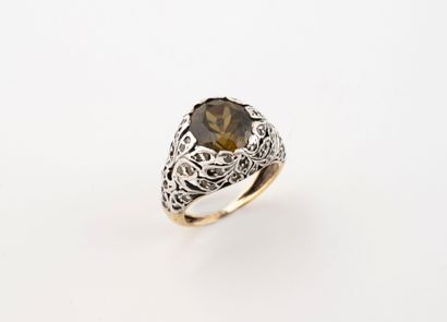 Bague jonc en or jaune (750) et argent (min.800)...