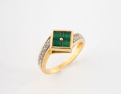 Yellow gold (750) ring set with four calibrated...